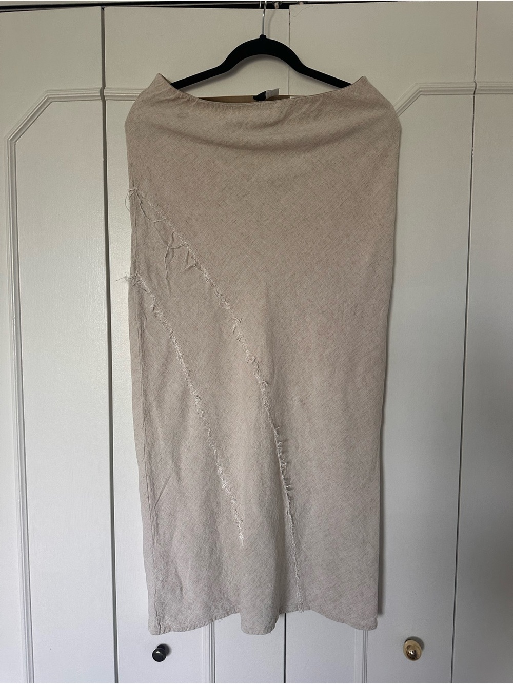 H&M Neutral Frayed-Trim Midi Skirt in Light Beige